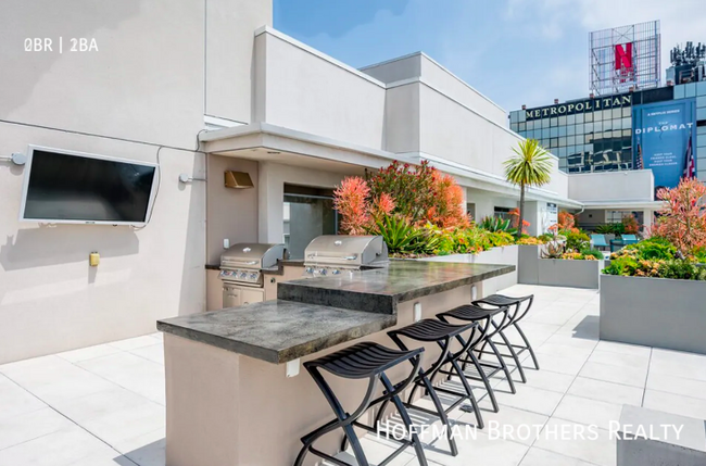 Building Photo - 5839 W Sunset Blvd