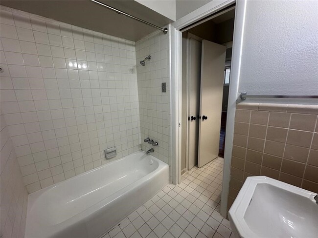 Building Photo - 5123 Del Monte Dr