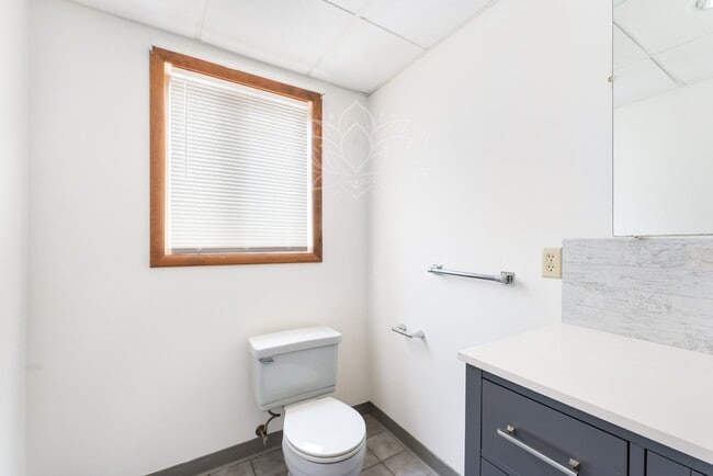 Building Photo - 621 N Rogers Ave