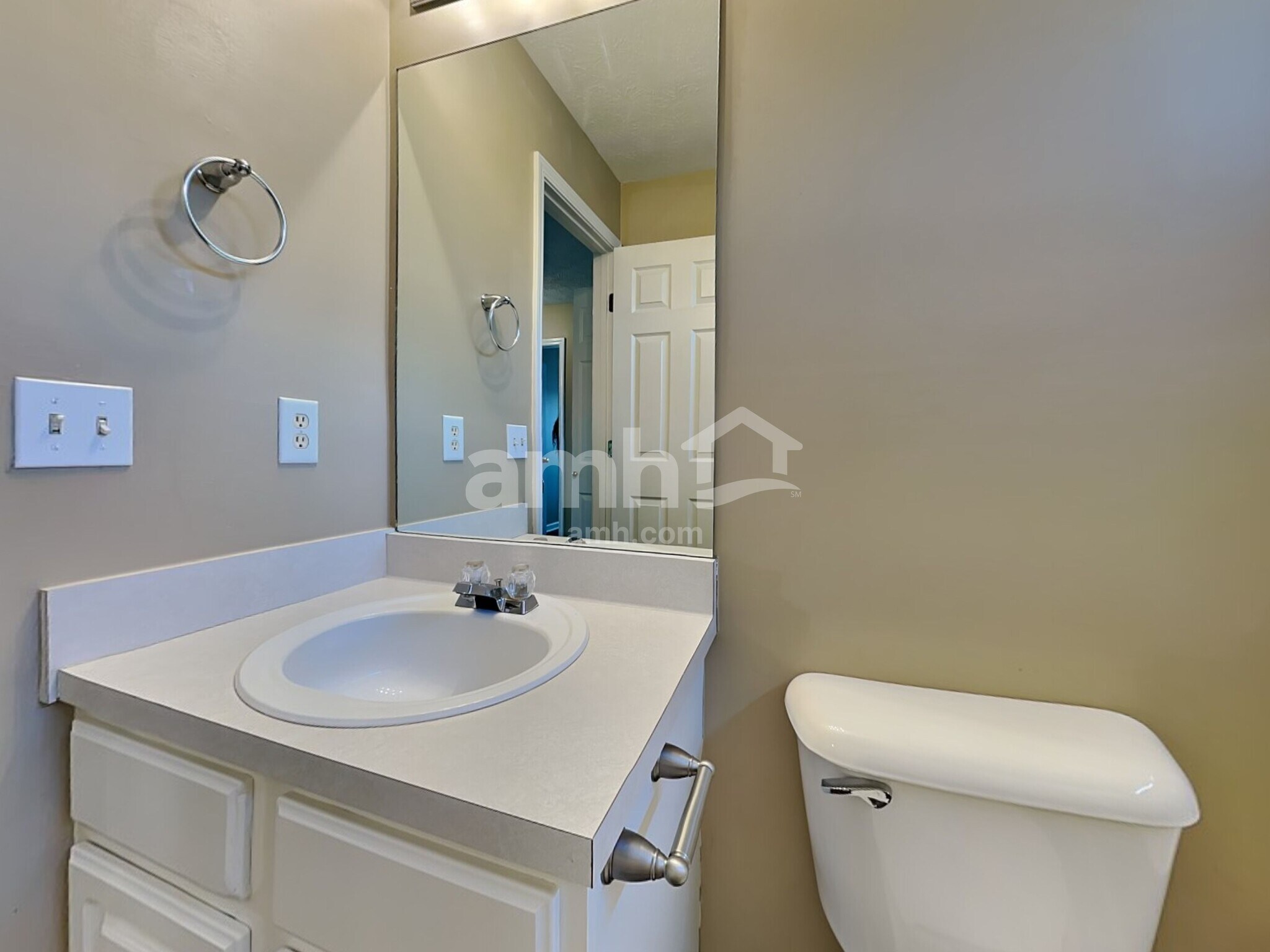 Building Photo - 4060 Longfellow Dr