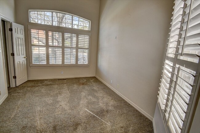 Building Photo - Tanoan---On a GOLF COURSE LOT!