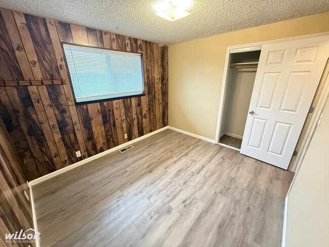 Building Photo - 1112-1114 W Fremont Ave