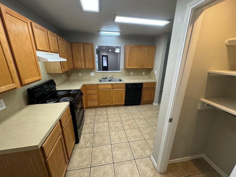 Building Photo - 534 N Brentwood Ave