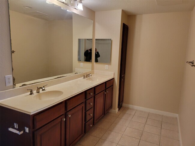 Building Photo - 7575 Kirby Dr