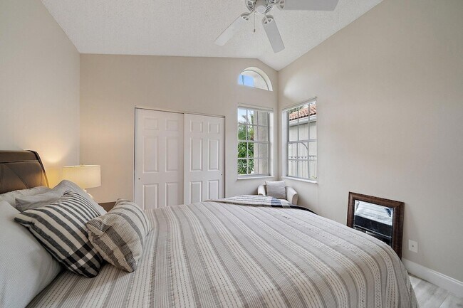 Building Photo - 6866 Briarlake Cir