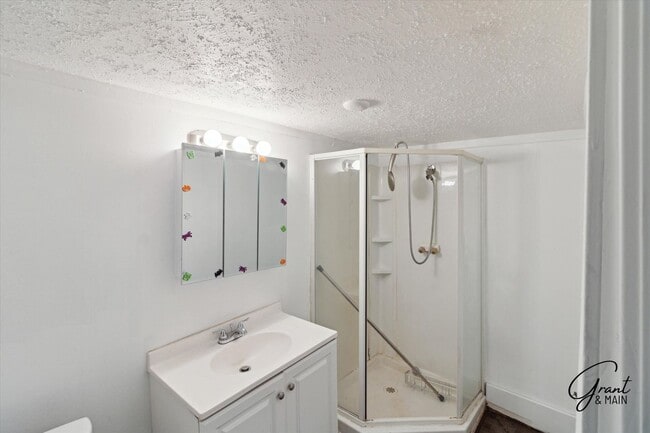 Building Photo - $1495 - 4 Bedroom/2 Bath Home in Islandview
