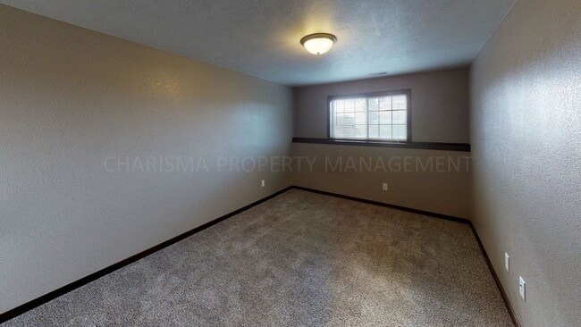 Building Photo - 3 BD, 2 BA TOWNHOME, ATTACHED GARAGE, FIRE...