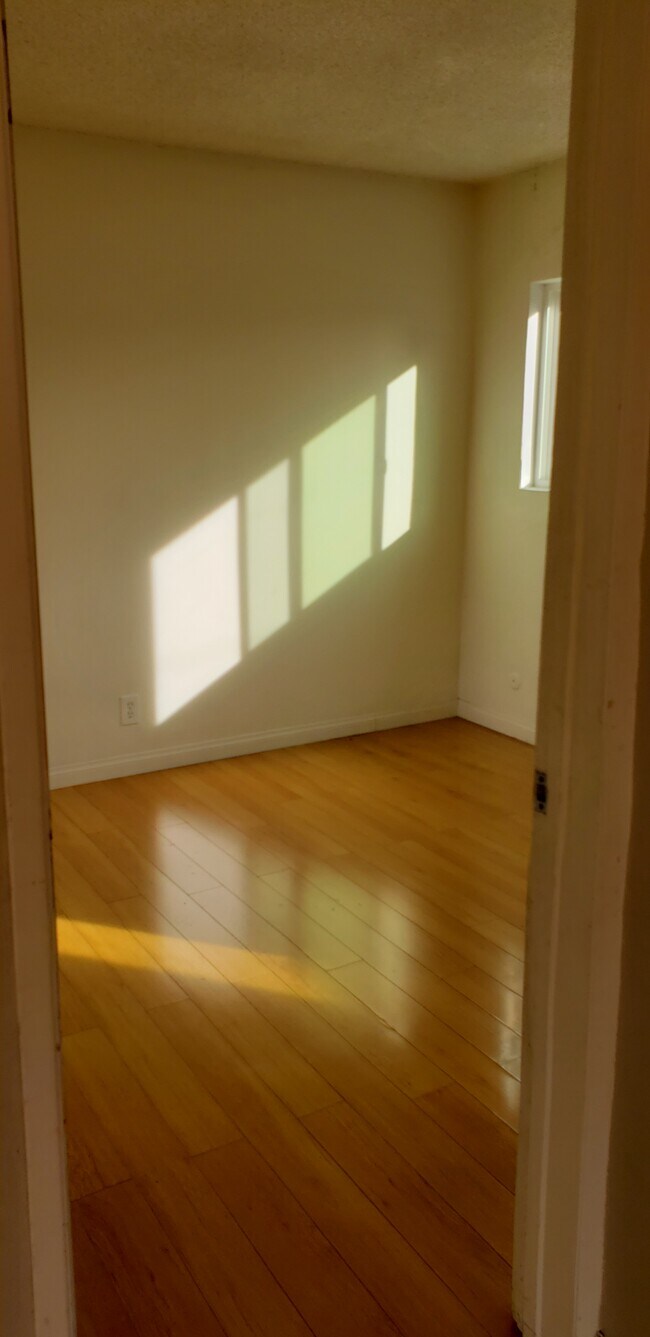 Building Photo - 705 S Chevy Chase Dr