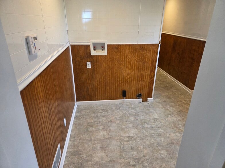 Building Photo - 600 Perry Hwy