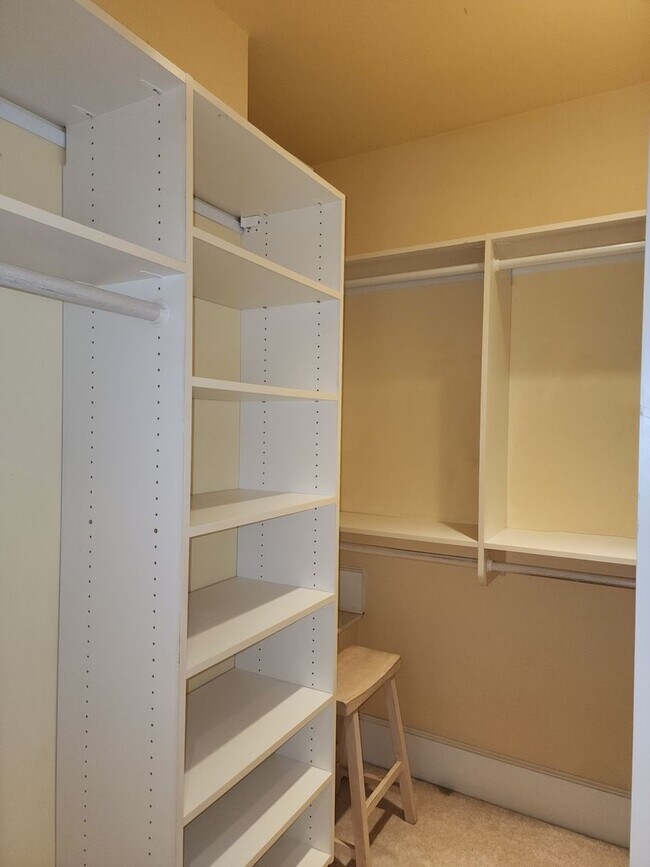 Building Photo - Spacious 3BR/3BA in Sought- After Queen Anne Location