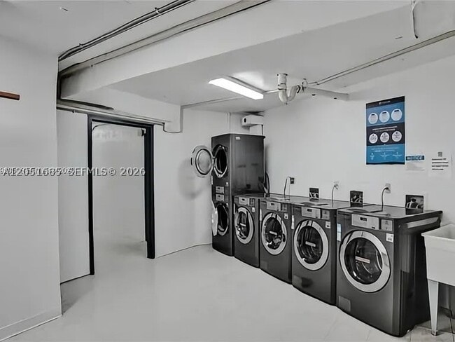 Building Photo - 100 Bayview Dr