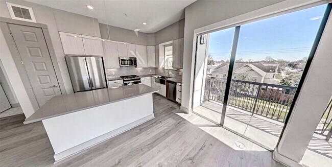 Building Photo - 401 W 25th St