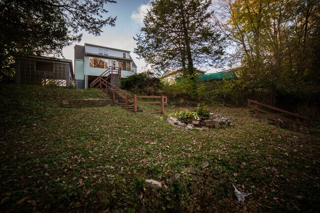 Building Photo - 818 Perry Ave