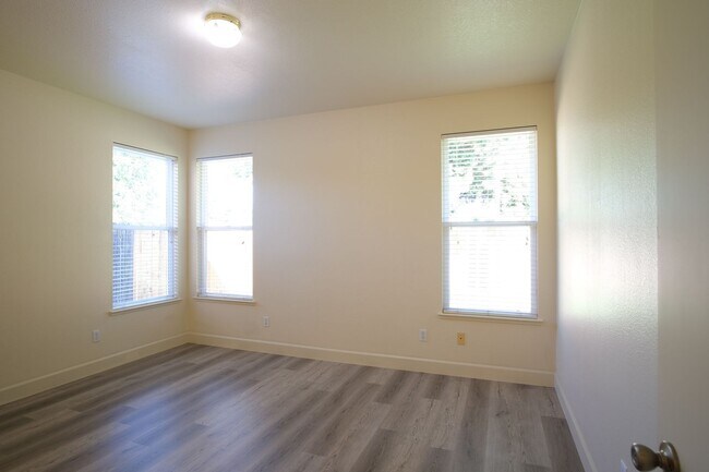 Building Photo - 3 Bedroom 2 bath!