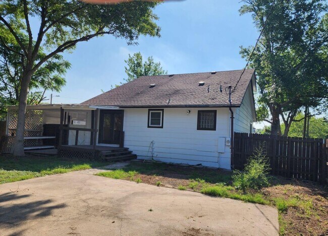Building Photo - Beautiful house for Lease in Manor Downtow...