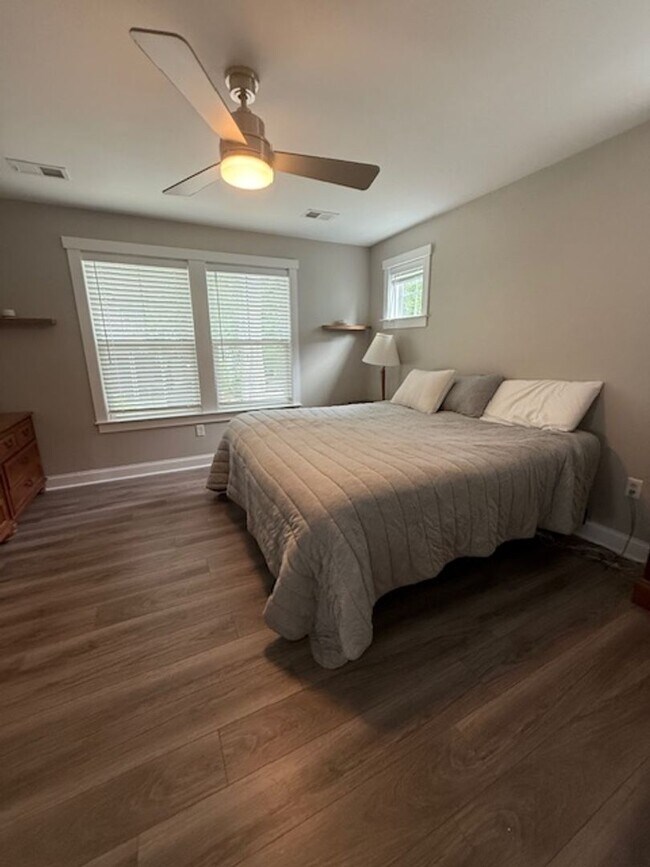 Building Photo - Quaint Neighborhood Living: Spacious 3 Bed...