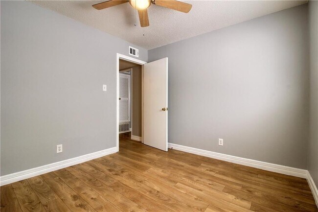 Building Photo - 2122 Hancock Dr