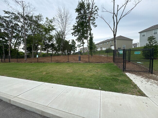 Building Photo - Beautiful 3BR/2.5BA Townhome in a Prime Lo...