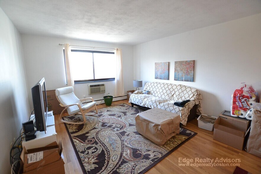 Building Photo - 35 Glencoe St