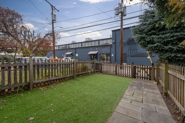 Building Photo - 3-Bedroom, 2-Bathroom in Brewers Hill