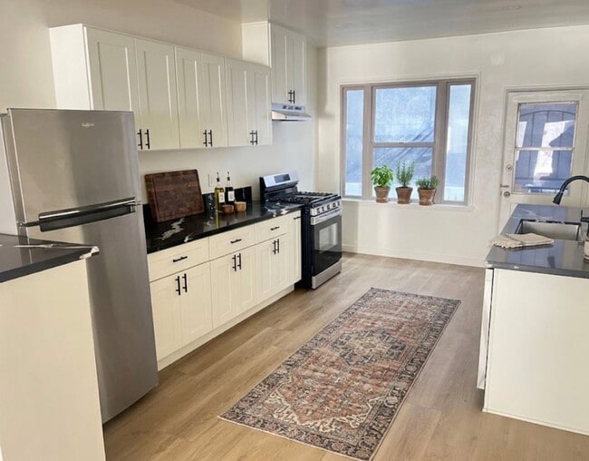 Building Photo - 7118 W Willoughby Ave