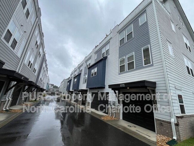 Building Photo - 2128 Electric Ln