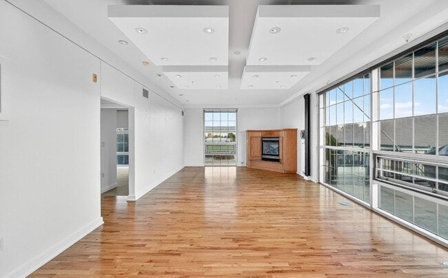 Building Photo - Stunning 3 bedroom Loft