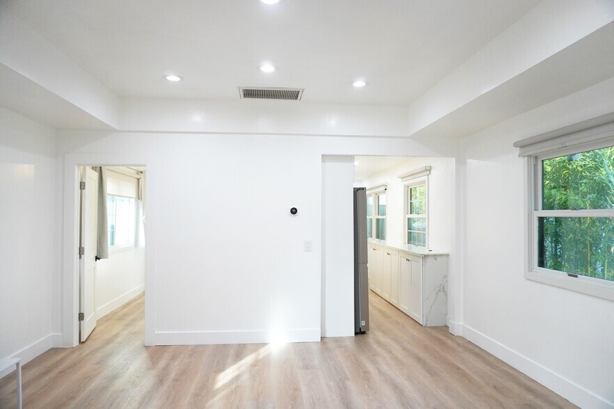 Living room - 1120 S Barrington Ave