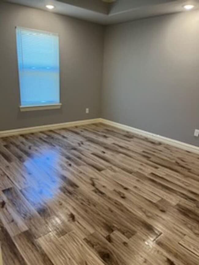 Building Photo - 3 bedroom Duplex with move in special