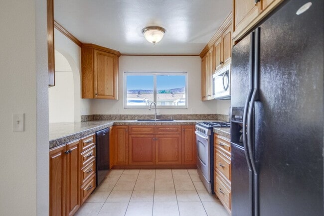 Building Photo - Charming 2BR Home with Attached Garage, Private Patio and a Friendly Community!