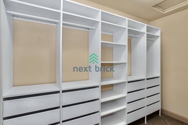 Building Photo - 4 BED & 2.5 BATH TOWNHOUSE FOR RENT