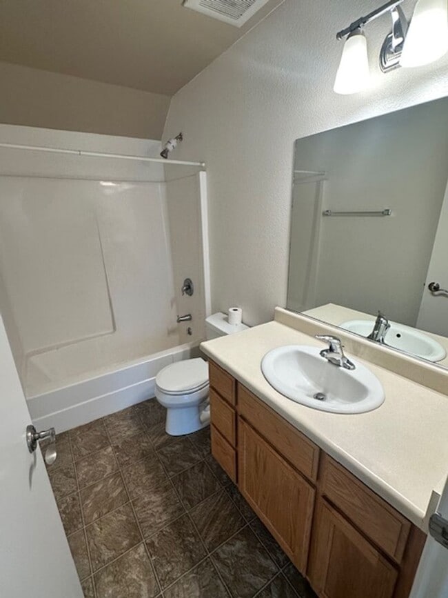 Building Photo - Super cute upstairs apartment available no...