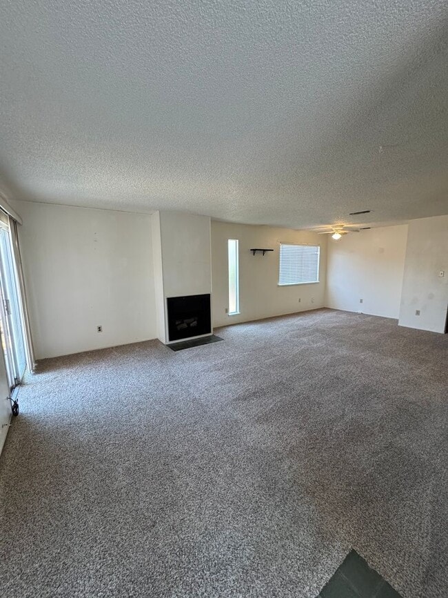 Building Photo - Ready To Move!!