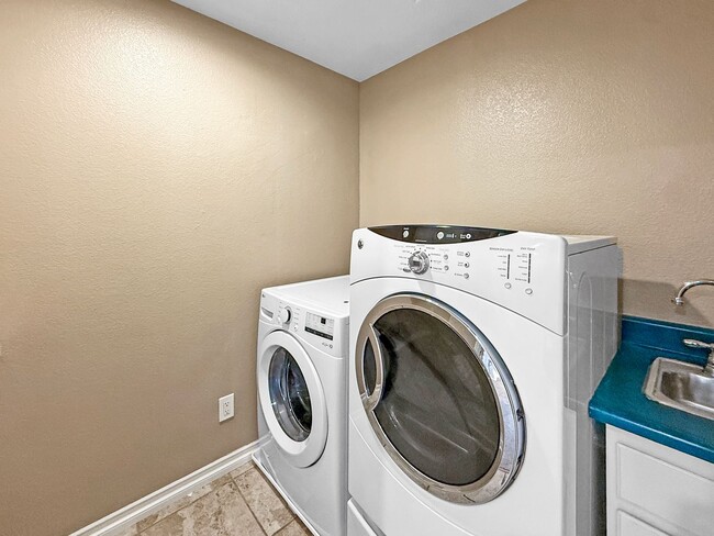 Building Photo - Beautifully Upgraded 3BR/2.5BA Townhome in...
