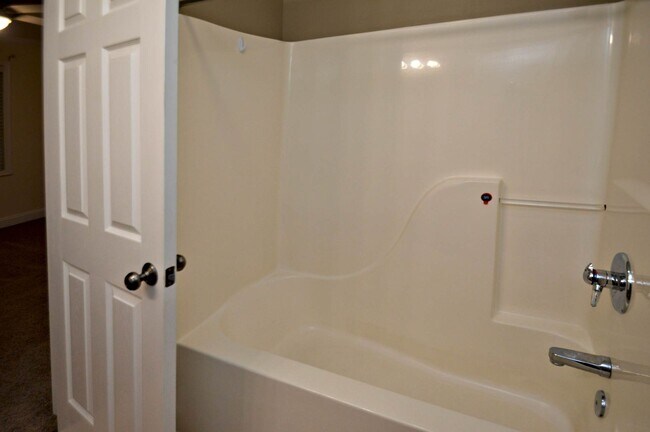 Building Photo - 332 Wyndhurst