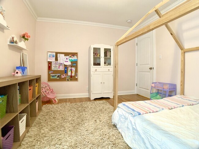 Building Photo - 423 Rivermont Dr