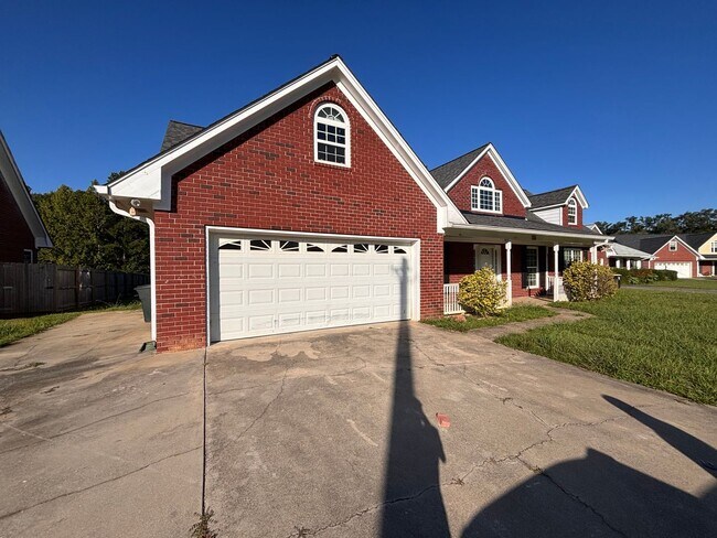 Primary Photo - 5 Bedrooms- 3 Bathroom- House in West Rome!