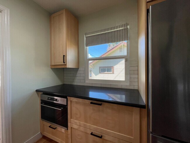 Building Photo - St. Johns 1940s 2Bd 1Ba home with updated Kitchen and a Basement! Features a Stained glass Outdoo...