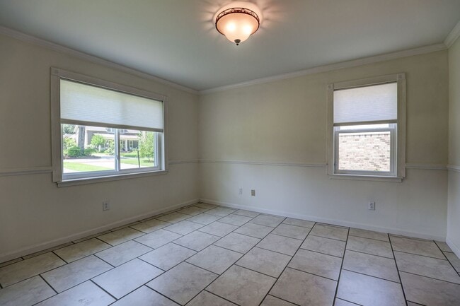 Building Photo - MOVE IN READY!