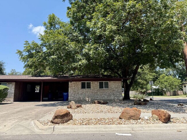 Building Photo - Updated 2-Bedroom Duplex in the Heart of C...