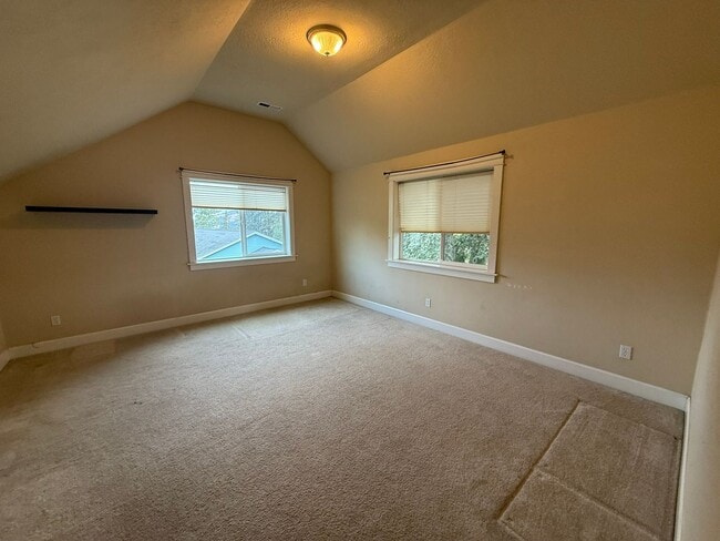Building Photo - 3 Bedroom Home for Rent in Hood River