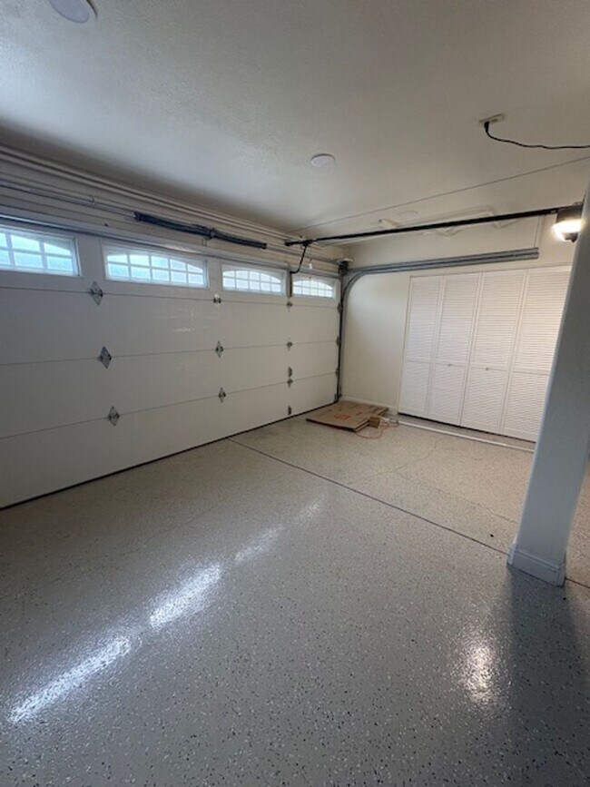 Building Photo - Los Gatos Family Townhome Ready for Move i...