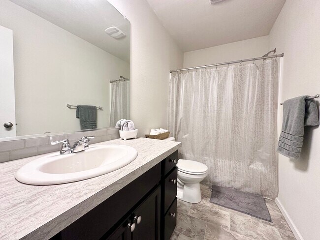 Building Photo - Modern 3-Bedroom 2.5 Bath Single Family Home in Gresham!