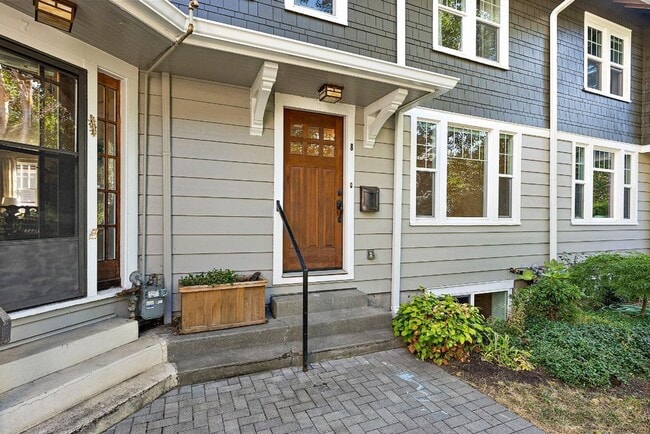 Building Photo - Modern 4-Story Townhouse in Tacoma’s Histo...