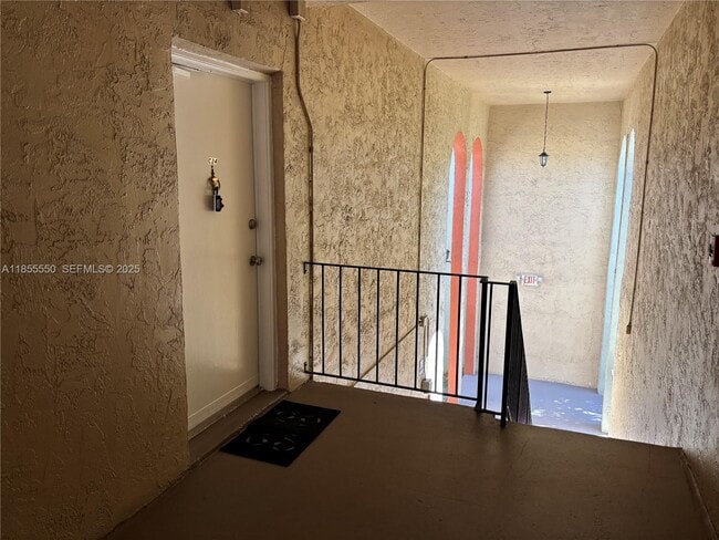 Building Photo - 10790 N Kendall Dr