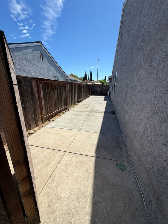 Building Photo - 5431 Lakespring Dr