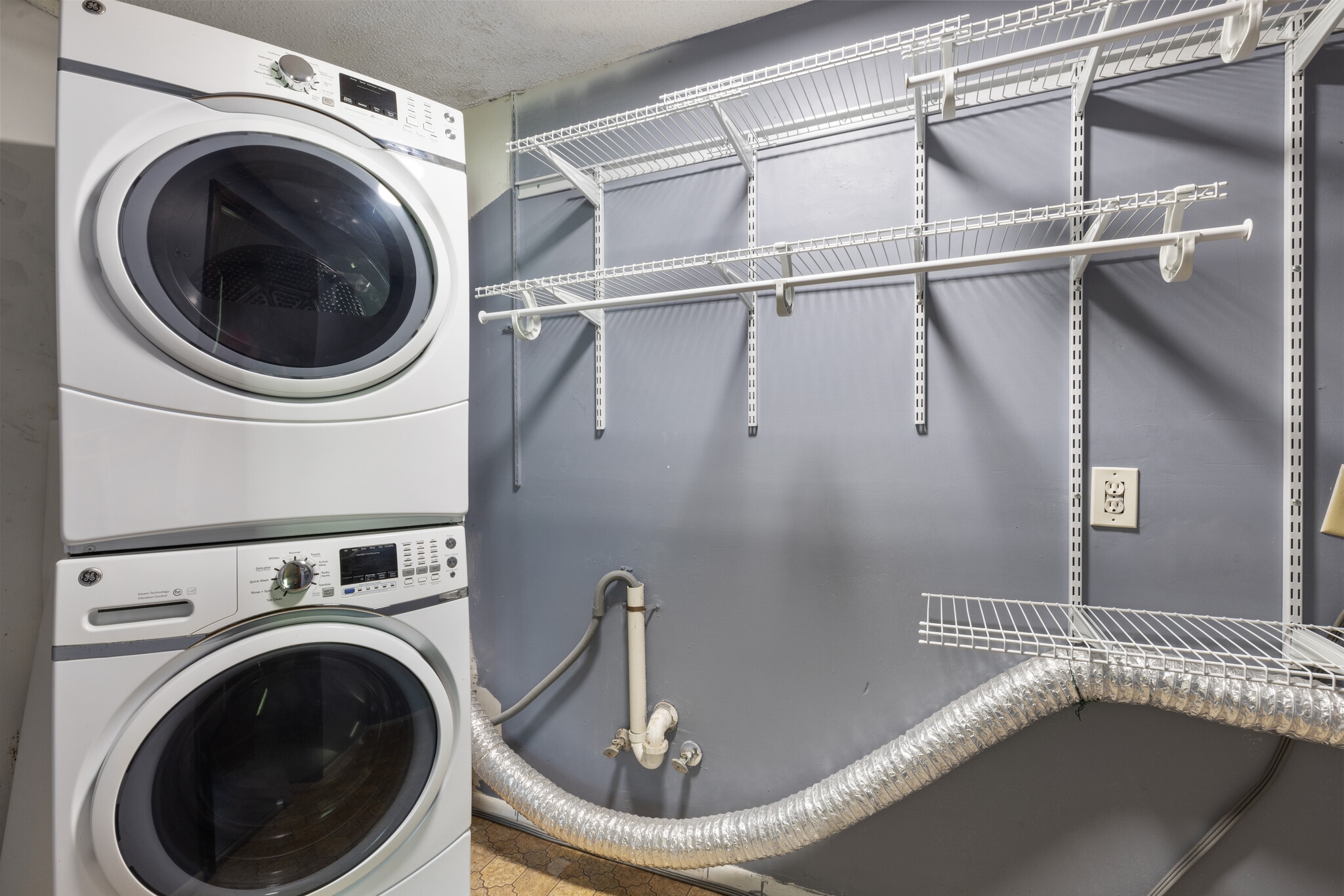 Walking Closet + Washer/Dryer - 5318 17th St W