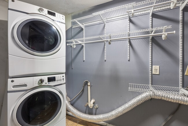 Walking Closet + Washer/Dryer - 5318 17th St W