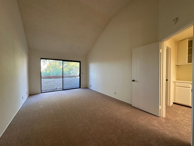 Building Photo - Bright and Spacious 2 Bedroom 2.5 Townhouse in Desirable Terrace Hills Community