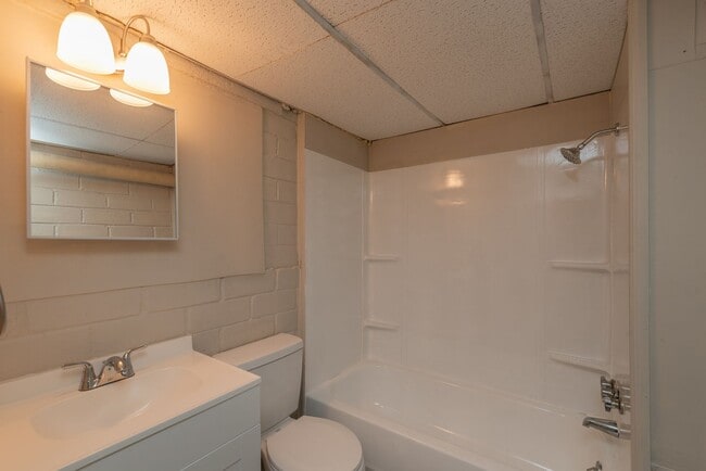 Building Photo - 1/2 OFF 2ND MONTH'S RENT! Updated 1 bed/1 ...